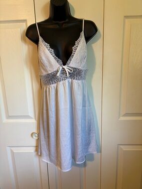 La Vie En Rose White Lace-Trim Satin Chemise